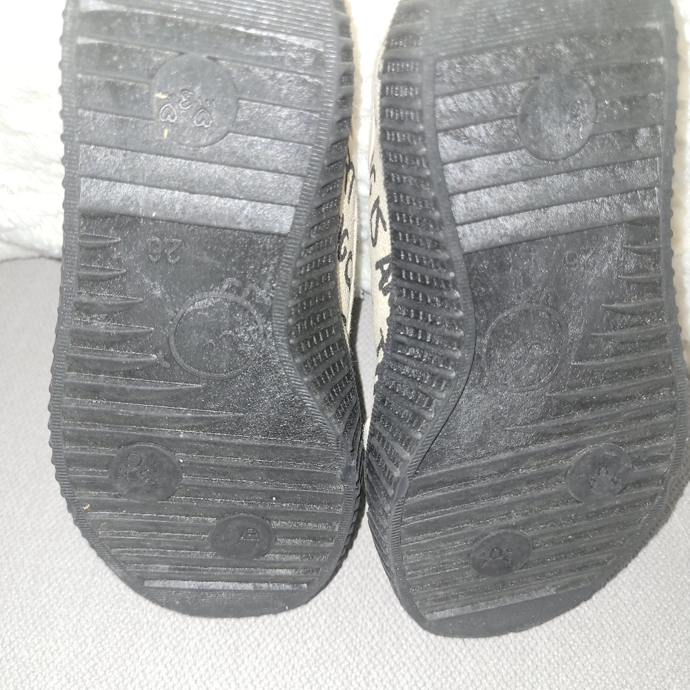 HAPPY NOCNOC SIZE 2 (26) Kids Canvas Shoes with Black and Cream Design Used. - Picture 5 of 6
